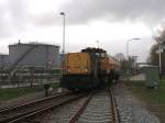 6414 mit Gterzug Delfijl-Onnen in Delfzijl Hafen am 16-4-2010.