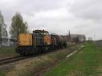 6414 mit zwei Kesselwagens in Delfzijl Hafen mit die Kirche von Farnsum im Hintergrund am 16-4-2010.