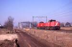 Railion 6511 und 6508 fuhren am 24.02.2003 Lz von Arnhem G nach Emmerich, um dort den Opel Logistikzug von Bochum nach Antwerpen zu übernehmen. Bei Babberich hatte ich noch ein freies Blickfeld auf die Strecke. Es kam eine Schallschutzmauer in 2005. Scanbild 8590, Fujichrome100.