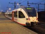 Ein 3-teiliger Stadtler GTW, der Veolia, nach Roermond steht im Bahnhof Venlo zur Abfahrt bereit.