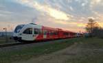 Am frühen Morgen fahren die Arriva Züge 367 - 264 im Richtung von Arnheim. Hier in Doetinchem (NL) 27/03/2014