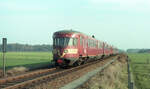 NS 81 + NS 76 als Zug 7738 (Winterswijk - Arnhem) bei der früheren Haltestelle Silvolde am 12.11.1983, nahe km 25.6, Munstermanstraat. Scanbild 93292, Kodacolor400.