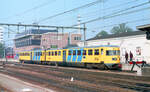 NS 162 am Bahnsteig in Zwolle als Zug 8535 (Zwolle - Kampen), 29.09.1983. Im Hintergrund das Stellwerk. Scanbild 93240, Kodacolor400.