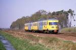 Dieseltriebwagen 170 ist am 7.4.1990 als Zug 17837 bei   Klarenbeek um 12.26 Uhr nach Zuphen unterwegs.