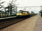 1315 und 1111 zwischen Kijfhoek und Roosendaal auf Bahnhof Lage Zwaluwe am 14-4-1992.