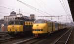 Altbau Elektrolok 1129 steht am 21.1.1989 neben Triebwagen 127
im Bahnhof Hengelo.