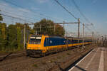 E186 034 und 186 117 passieren mit dem ICD 922 von Amsterdam Centraal nach Breda den Bahnhof Rotterdam Lombardijen. Fotografiert am 12.10.2022. 