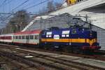 RXP, ex-ACTS 1251 schiebt ein Nachtzug aus Arnhem Centraal aus am 4 März 2018.