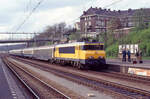 NS 1639 mit IC-205 (Amsterdam CS - Duisburg Hbf) bei der Einfahrt in Arnhem am 16.04.1990. An erster Stelle den FS-Kurswagen nach Roma T. Die Herren vom Grenzschutz steigen ein zur Weiterfahrt als D-205 richtung Emmerich. Scanbild 5224, Kodak Ektachrome100HC.