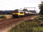 1603 mit eine Gterzug zwischen Apeldoorn und Amersfoort bei Harselaar am 19-8-1998.