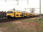 1654 und Doppelstockwagens mit Schnellzug 3027 Den Helder-Nijmegen in Elst am 28-2-1995.