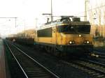 Frh am Morgen ist NS 1603 mit Gterzug aus die Niederlande angefahren in Bahnhof Bad Bentheim am 4-11-2000.