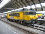 NS 1619 wartet am 4/7/2004 im Amsterdam Centraal Hauptbahnhof.