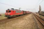 DB Schenker 1602 nhert mit Planenwagen aus Beverwijk die Bahnhof Hillegom am 08.03.2013