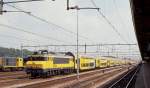 Am 15.7.89 steht die NS Elektrolok 1603 im Bahnhof Rosendaal vor einem
langen Doppelstockzug.