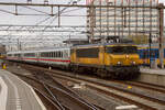 NS 1745 mit IC 145 nach Berlin Gesundbrunnen auf der Einfahrt im Bahnhof Amsterdam Centraal von Rbf. Zaanstraat, am 08.11.2022.