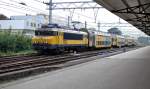 NS 1722 zieht die Doppelstock-wagen mit IC (Zandvoort - Amsterdam CS) hier bei Einfahrt in Haarlem Hbf am 01.10 2010.