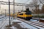 NS E 1715 zieht die Doppelstockwagen mit Schnellzug Hoorn - Den Haag CS, hier bei Einfahrt von Haarlem Hbf am 03.12 2010.