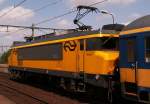 Die 1858 zieht diesen Zug als IC nach Den Haag.