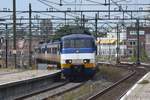 DEN HAAG (Provinz Zuid-Holland), 05.08.2017, Triebzug 2948 als Sprinter bei der Einfahrt in den Bahnhof Hollands Spoor