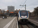  Der Name ist Programm .

Triebwagen 2647 der Baureihe SLT (Sprinter Lighttrain) steht im Bahnhof Zandvoort und fährt in wenigen Augenblicken zurück nach Amsterdam Centraal.

Zandvoort, der 09.03.2024
