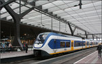 Passend: Zug und Bahnhof -    Die Formen des modernen Bahnhofes und der moderne Triebzug passen formal gut zueinander.
