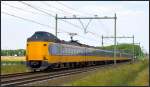Ein ICM Koploper der NS kommt aus Richtung Roermond und passiert gleich den Bahnübergang bei Echt-Susteren in den Niederlanden.
