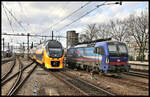 Ein Intercity aus Schiphol passiert hier am 7.2.2022 um 15.28 Uhr bei der Einfahrt in Venlo die geparkte SBB Cargo Lok 193517.