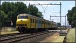 Ein Plan V Triebwagen der NS ( Mat´64 ) passiert gerade den Bahnübergang in der Gemeinde Echt-Niederlande, unweit von Roermond am 10.Juni 2015.