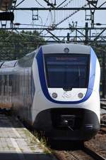 DEN HAAG (Provinz Zuid-Holland), 06.08.2017, Einfahrt eines Sprinters in den Bahnhof Den Haag Centraal