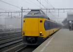 Bei Nebel in Holland die Koploper 4229 nach Schiphol, hier bei Ausfahrt von Bf Amersfoort am 24.02 2011