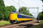 Ein Zug der NS verlässt am 16.07.2013 den Grossraum von Gronigen in Holland auf dem Weg nach Zwolle.