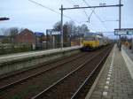 Ein DD-AR auf dem Weg nach Den Haag zwischen Haarlem und Leiden auf Gleis 2 im Bahnhof Voorhout. (April 2007)