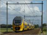 In der Nhe von Hoeven braust am 05.09.09 ein Triebzug aus Richtung Breda kommend nach Roosendaal. (Jeanny)