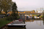 Ein VIRM-Triebzug der NS überquert in Breda einen beschaulichen Kanal.