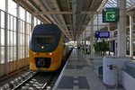 Auf der Fahrt von Nijmegen nach Den Helder fährt am 05.05.2016 ein Triebzug der Baureihe VIRM  Regiorunner  in den Bahnhof von Amsterdam Amstel ein.