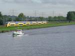 Regiorunner berholt OMNIA-XL, welches im 
Amsterdam-Rijnkanaal Richtung Utrecht shippert;100903