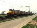 388 (mit Speziallackierung) und 389 mit Regionalzug 18146 Leeuwarden-Heerenveen bei Grou am 29-4-1994.