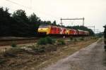 Zwei Motorposten mit Postzug 51902 Zwolle-Lunetten bei Nunspeet am 12-8-1992. Bild und scan: Date Jan de Vries.