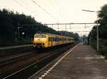Plan T 501 mit Regionalzug 3443 Hoorn-Den Haag CS auf Bahnhof Santpoort-Noord am 16-08-1996. Bild und scan: Date Jan de Vries.