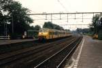 Plan T 503 mit Regionalzug 3432 Den Haag CS-Hoorn auf Bahnhof Santpoort-Noord am 16-8-1996. Bild und scan: Date Jan de Vries.