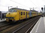 Ein Plan V Triebwagen ist als regionalzug 6854 von Maastricht-Randwyck nach Roermond unterwegs. Bahnhof Beek-Elsloo 14-03-2005