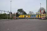 Die letzte ganz geschlossene bahnubergang bei Bussum und eine die letzte triebzuge Plan V in Holland, aufnahme ist in Naarden Bussum am 02.04 2011