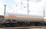 Druckgaskesselwagen Zags der Nacco mit der Nr.: 37 TEN-RIV 84 NL-NACCO 7813 443-0 für den Transport von Propen (Warntafel 23/1077), eingereiht in einen abgestellten Kesselzug bei