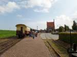 Bahnhof Medemblick mit dem soeben eingelaufenen Zug aus Hoorn am 7.9.2014 - unterwegs mit der Museum Stoomtram von Dorf zu Dorf durch das westfriesische Flachland von Medemblick nach Hoorn