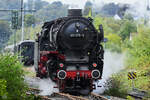 Nach der Abkopplung vom mitgebrachten Personenzug rangierte die Dampflokomotive 011 075-9 zum nebenan liegenden Gleis. (Hattingen, September 2022)