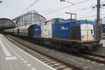 Volker Rail 203-1 schleppt ein Überbringungszug mit fünf VSM-Wagen durch Amsterdam Centraal am 9 Juli 2018. Dieser Leistung war der Konsequenz von das 50 jahresjubiläum der SHM in Hoorn (nördlich von Amsterdam), wo bei u.A. die VSM teilnam. 