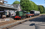 Lok 65 manövriert im Bahnhof Simpelveld mit einem Güterwagen, auf dem ein alter Peugeot 404 steht, und dem Pullman-Wagen.