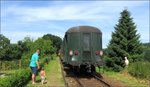 Ein Sonderzug der ZLSM aus Simpelveld beim kurzen Halt an der Station Eys-Wittem erfreut Jung und Alt gleichermassen, wie man auf diesen Foto sieht. Szenario bildlich festgehalten am 10.Juli 2016.