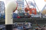 Eine interessante Perspektive auf einen Rangiertraktor mit Niederbordwagen im Meeres Museum in Rotterdam am 26.10.2014.